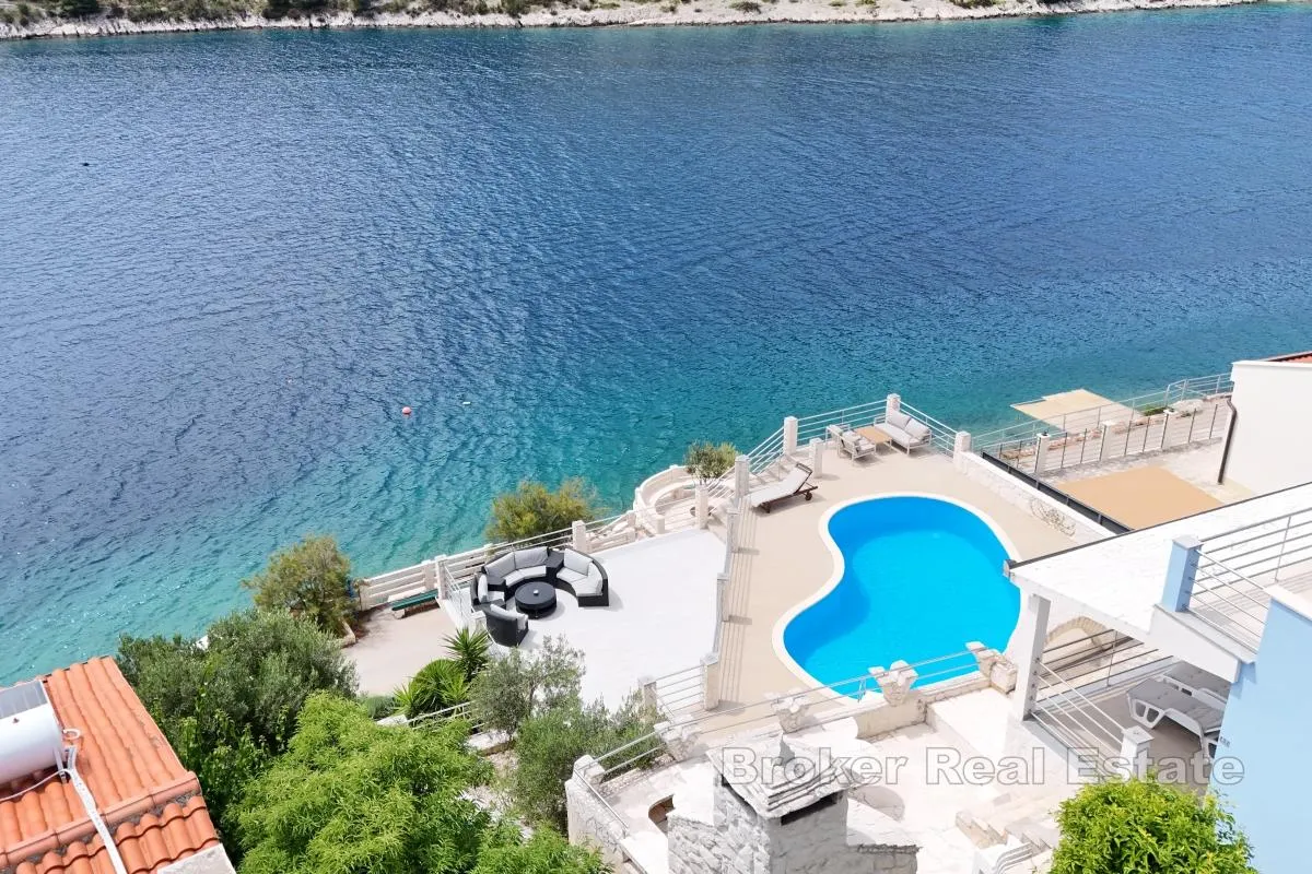 apartmanska vila prvi red do mora - slika 19