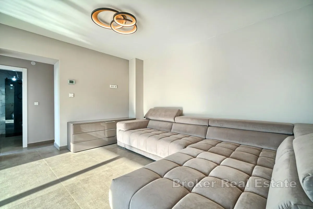 moderna vila – prvi red do mora u blizini rogoznice - slika 8