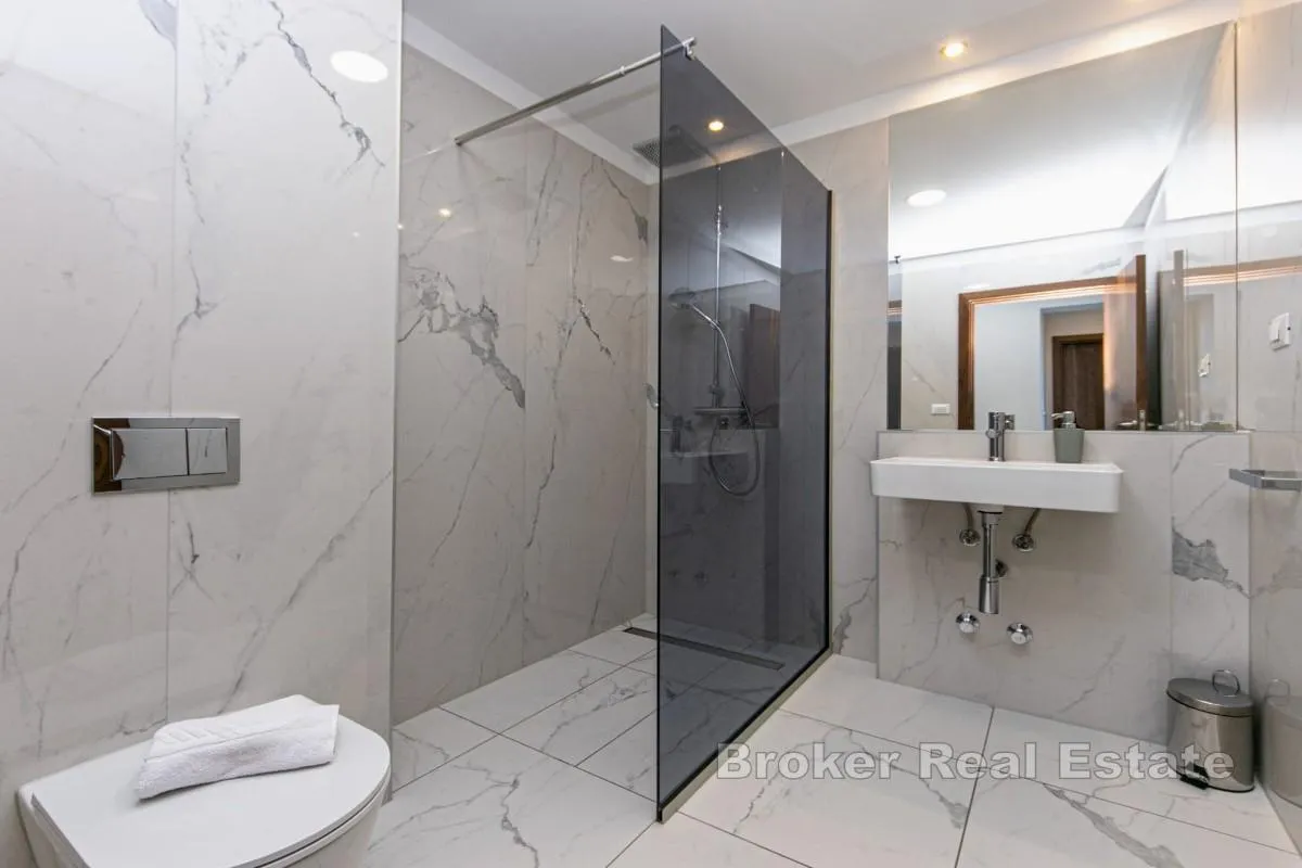 penthouse na mirnoj lokaciji - slika 6