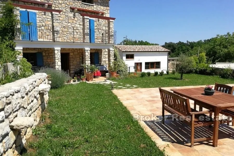 prostrano imanje sa kamenom kućom - slika 2
