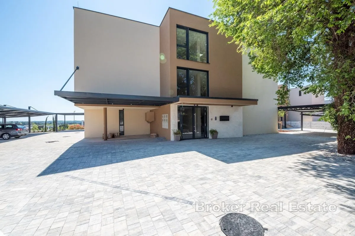 predivan stan s privatnim vrtom - slika 11