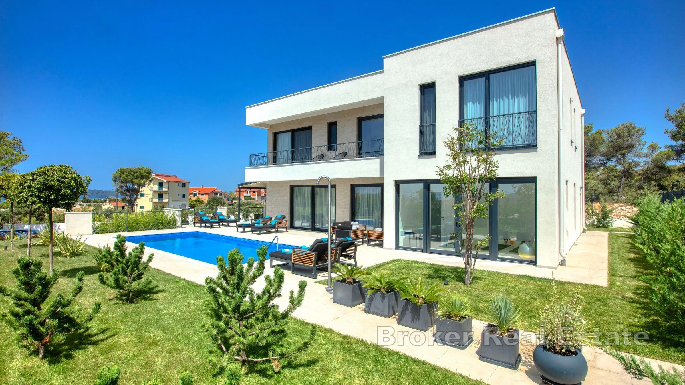 moderna villa s bazenom i pogledom na more - slika 1