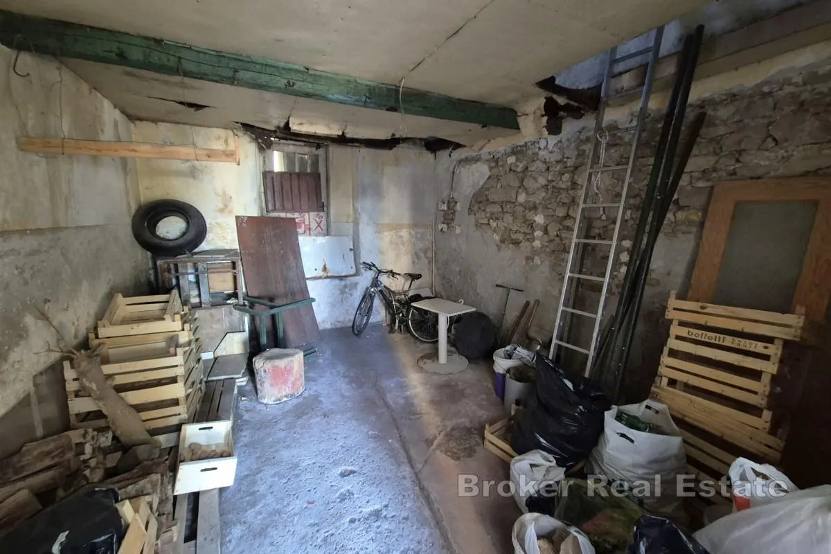 kamena kuća za renovaciju s vrtom u prvom redu od mora - slika 9