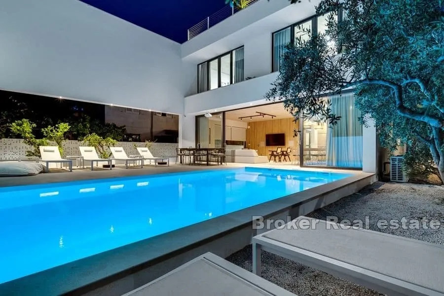 moderna vila s bazenom - slika 1