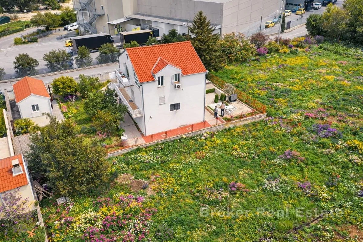 kuća s dodatnim objektom i vrtom - slika 6
