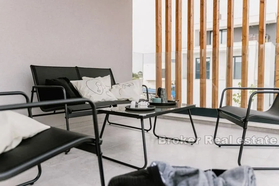 moderna, luksuzna vila s bazenom - slika 18