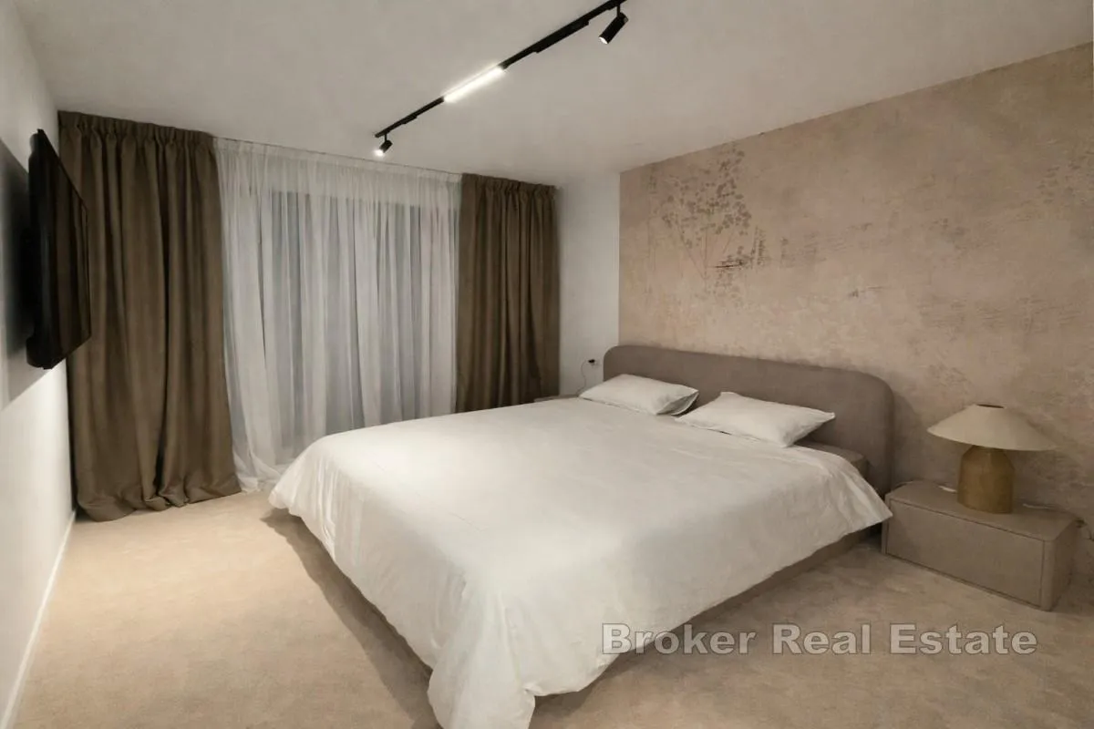 prostrani penthouse s otvorenim pogledom na more - slika 8
