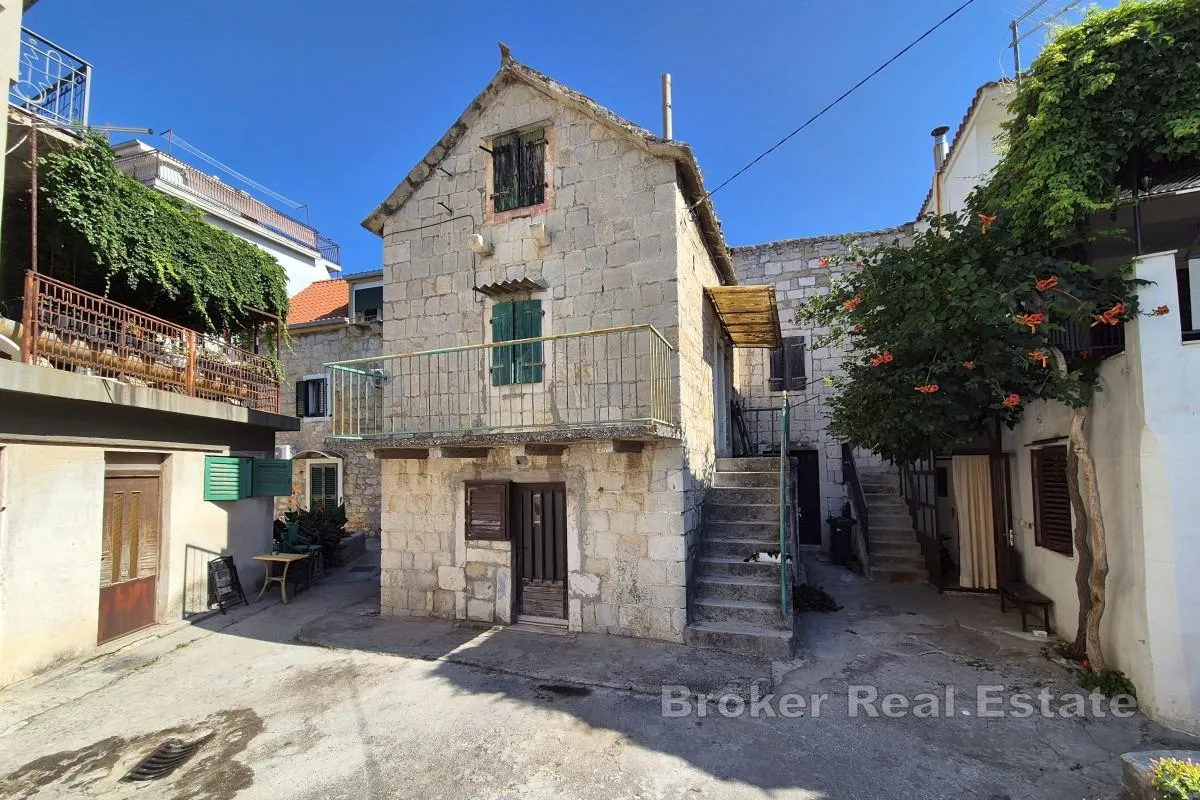 Kamena kuća za renovaciju s vrtom u prvom redu od mora - Kaštel Lukšić, Kaštela