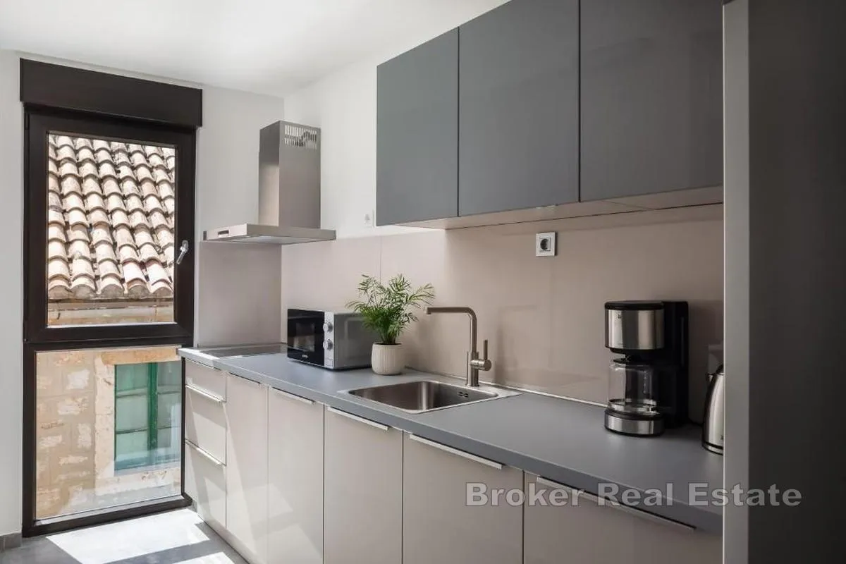 novoizgrađena kuća u centru grada - tri apartmanske jedinice i dvorište - slika 5