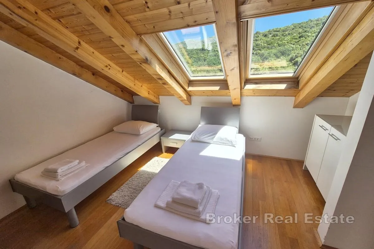 prekrasna vila s bazenom i 3 prostrana apartmana - slika 11