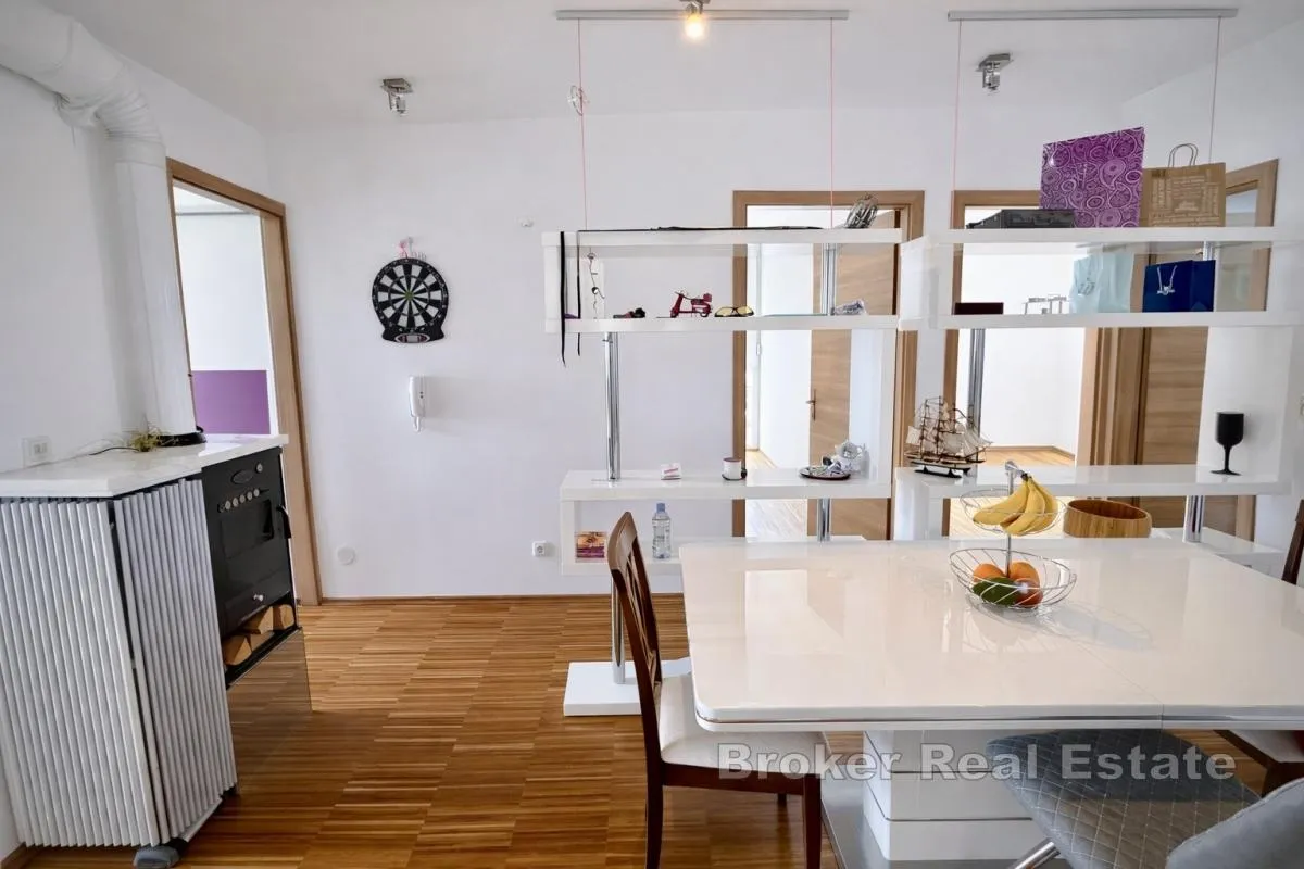 komforan trosoban stan s otvorenim pogledom na more i grad - slika 2