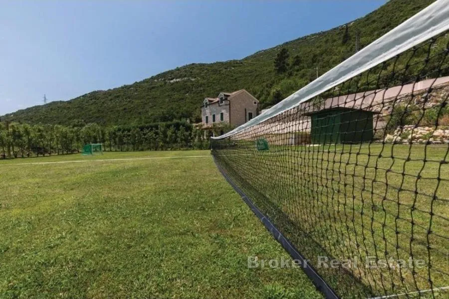 kamena vila s bazenom okružena prirodom i privatnošću - slika 14