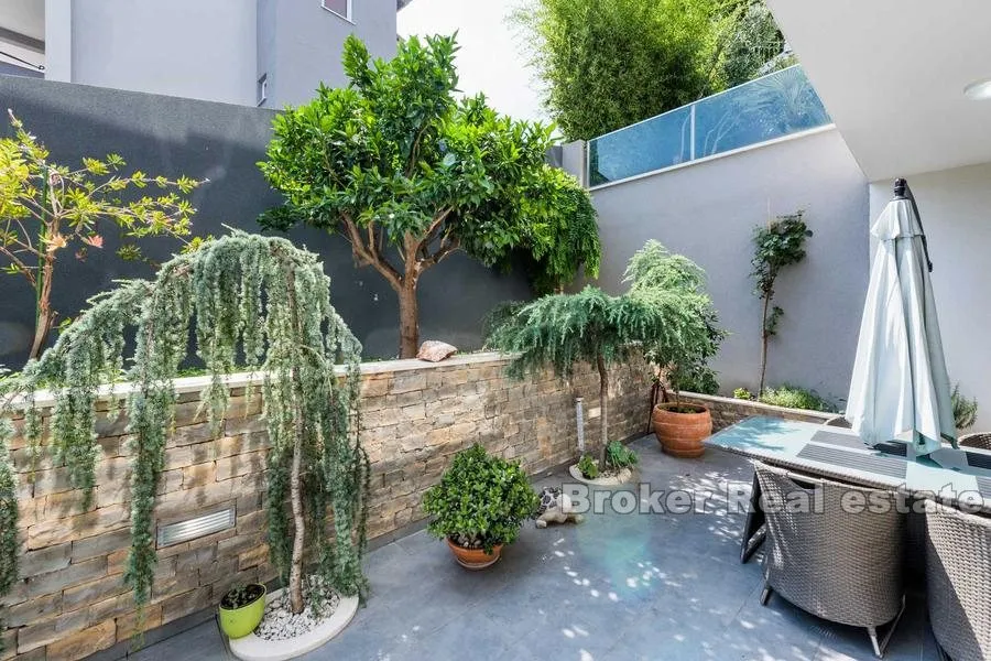 prekrasna apartmanska kuća - slika 12