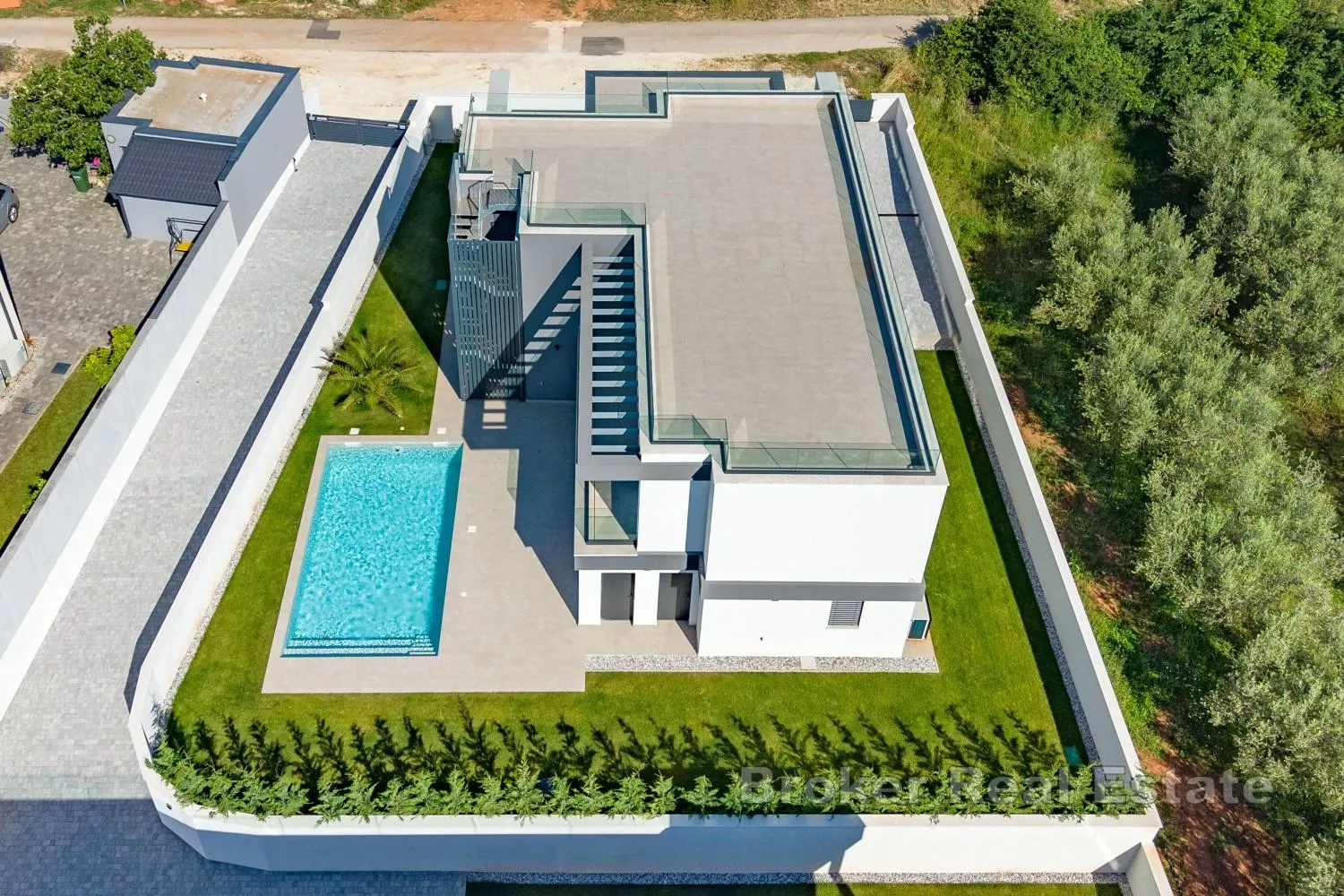 luksuzna moderna vila u neposrednoj blizini mora, s bazenom i krovnom terasom - slika 3