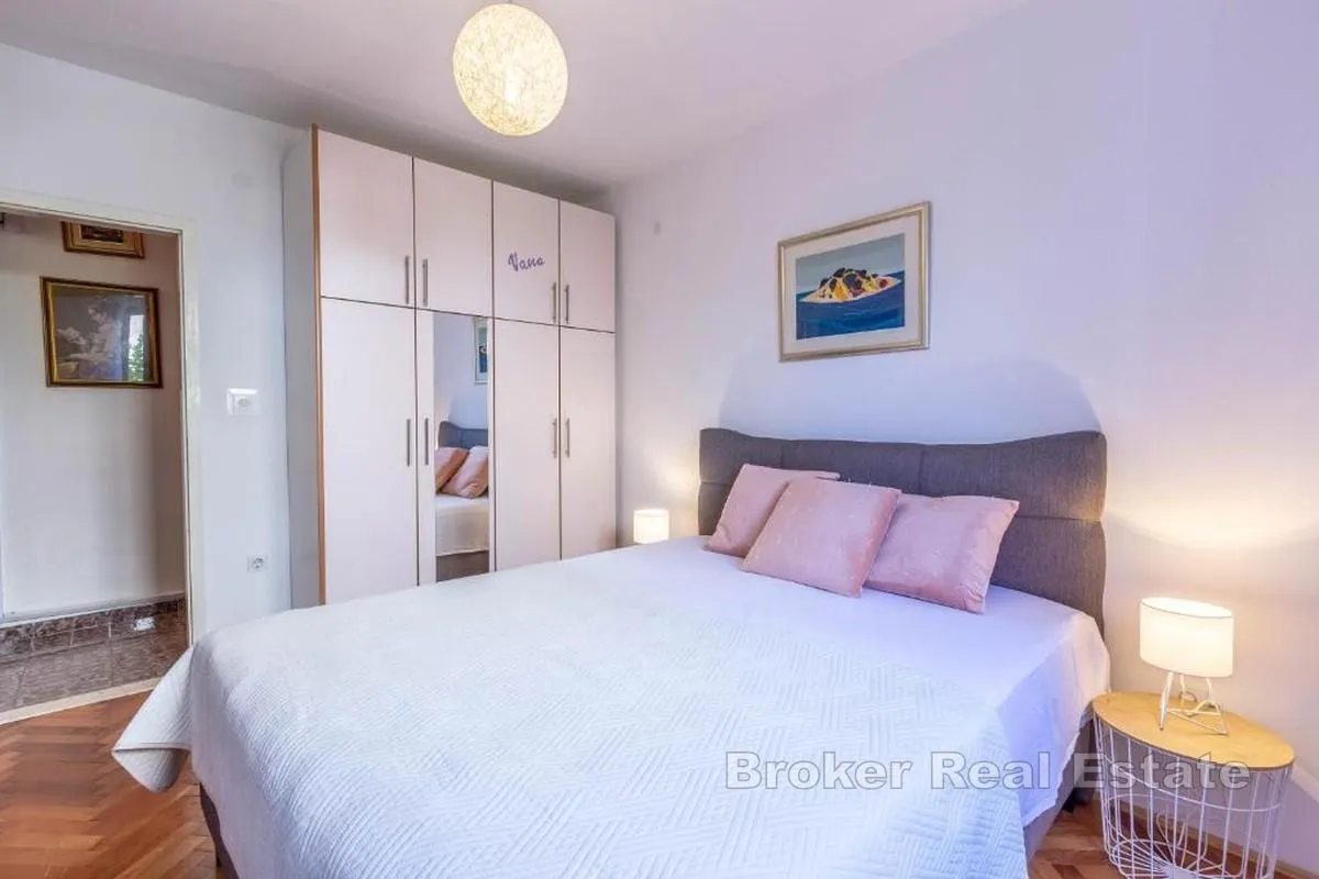 dvosoban stan s vrtom i pogledom na more - slika 7