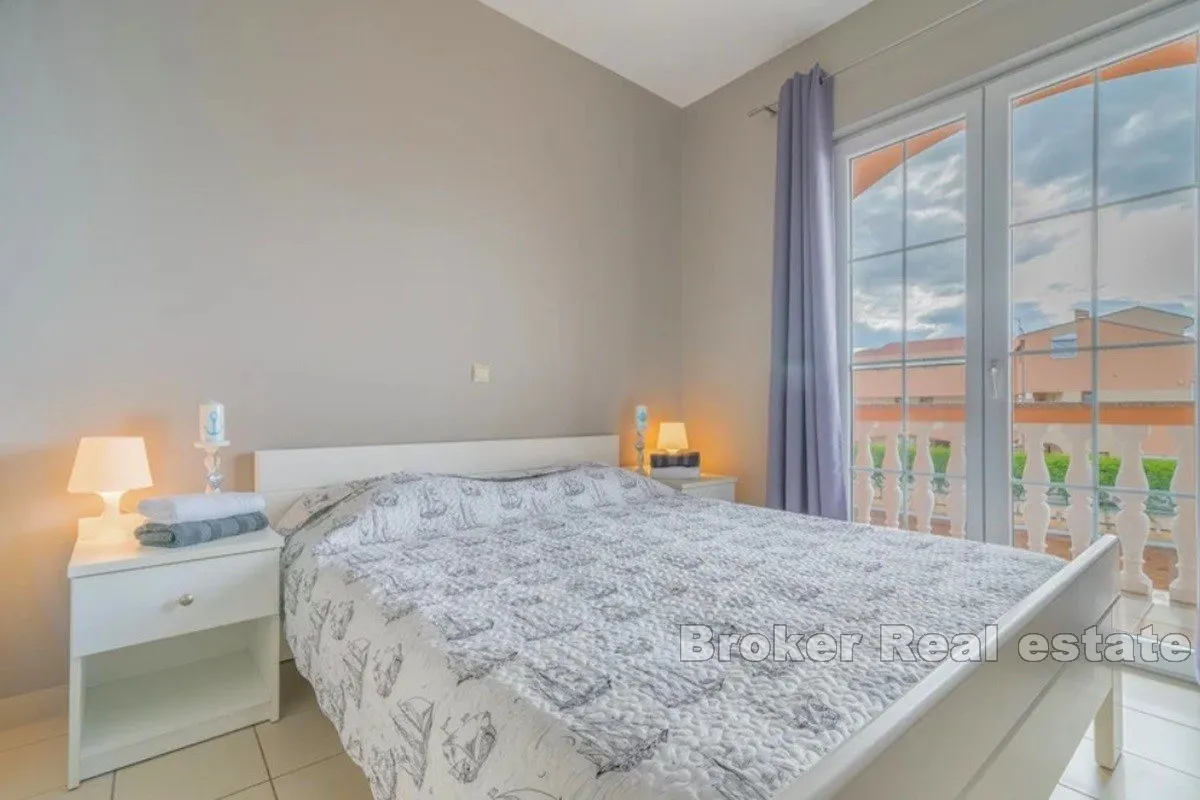 kuća s više apartmana prvi red do mora - slika 15