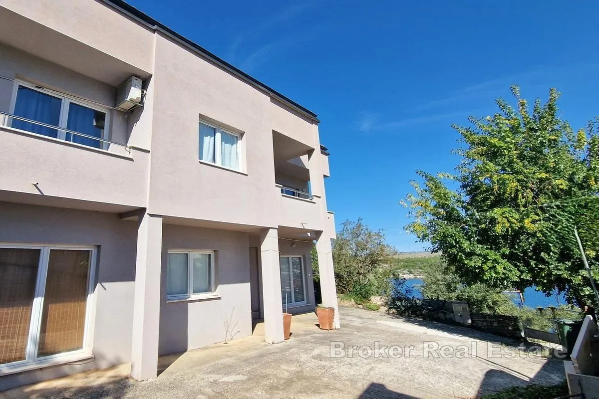 apartmanska kuća uz more - slika 2
