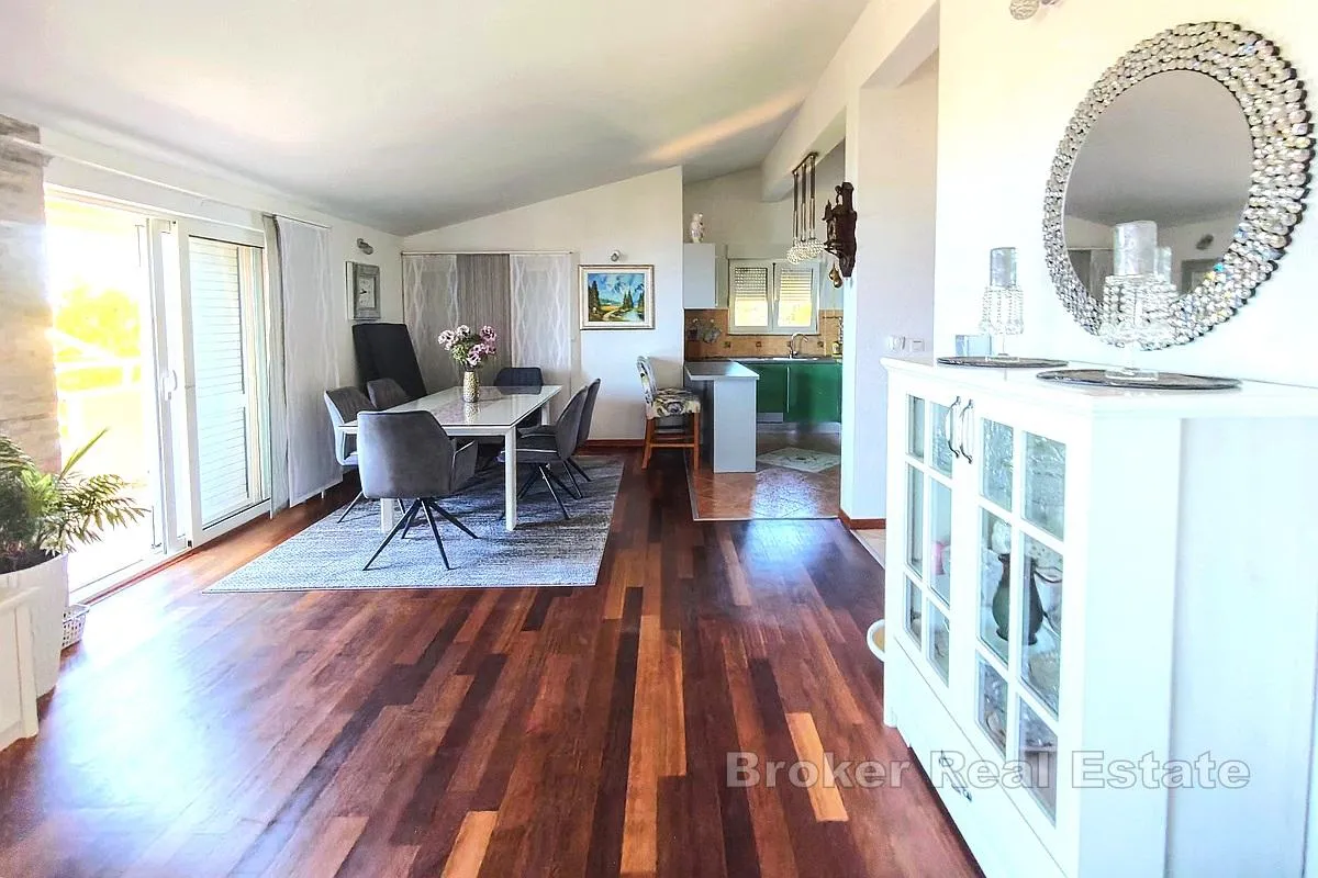 atraktivna apartmanska kuća s pogledom na more - slika 4