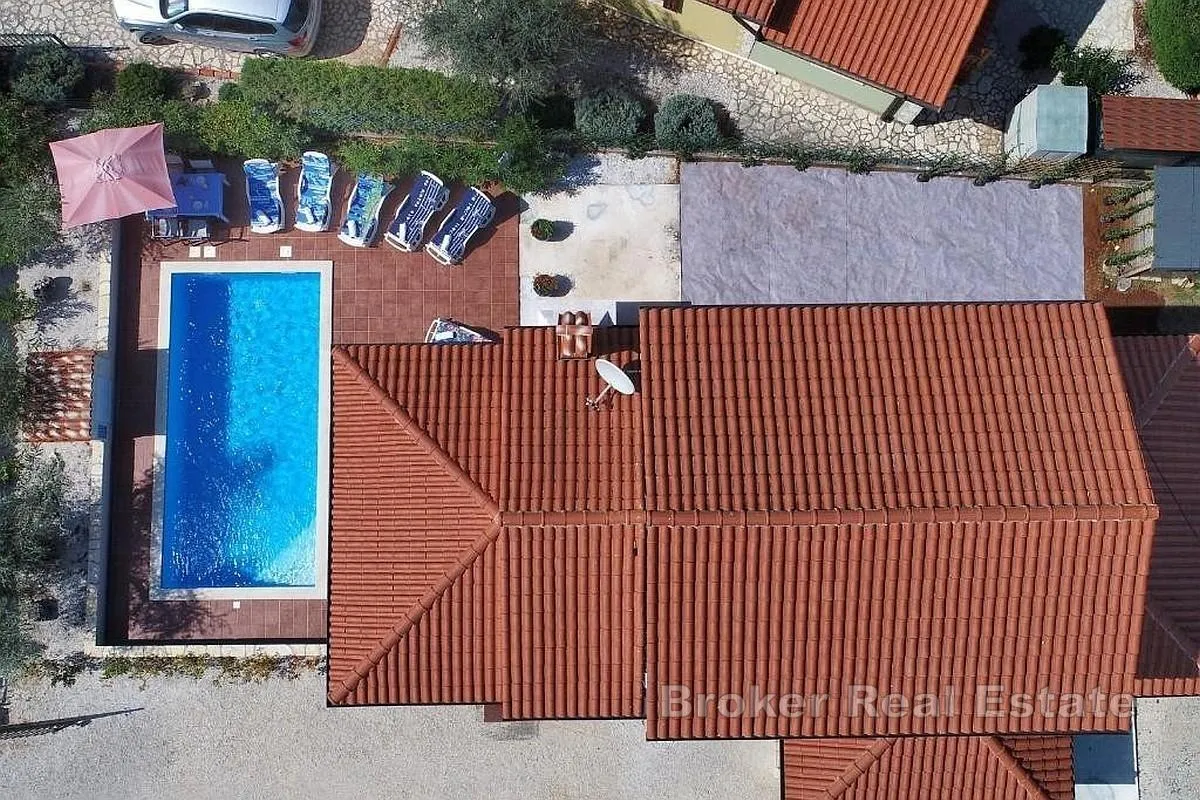 kuća s bazenom i okućnicom - slika 10