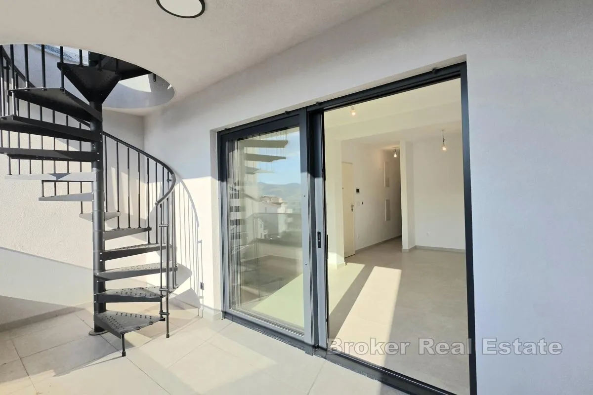 penthouse s krovnom terasom i pogledom na more - slika 6