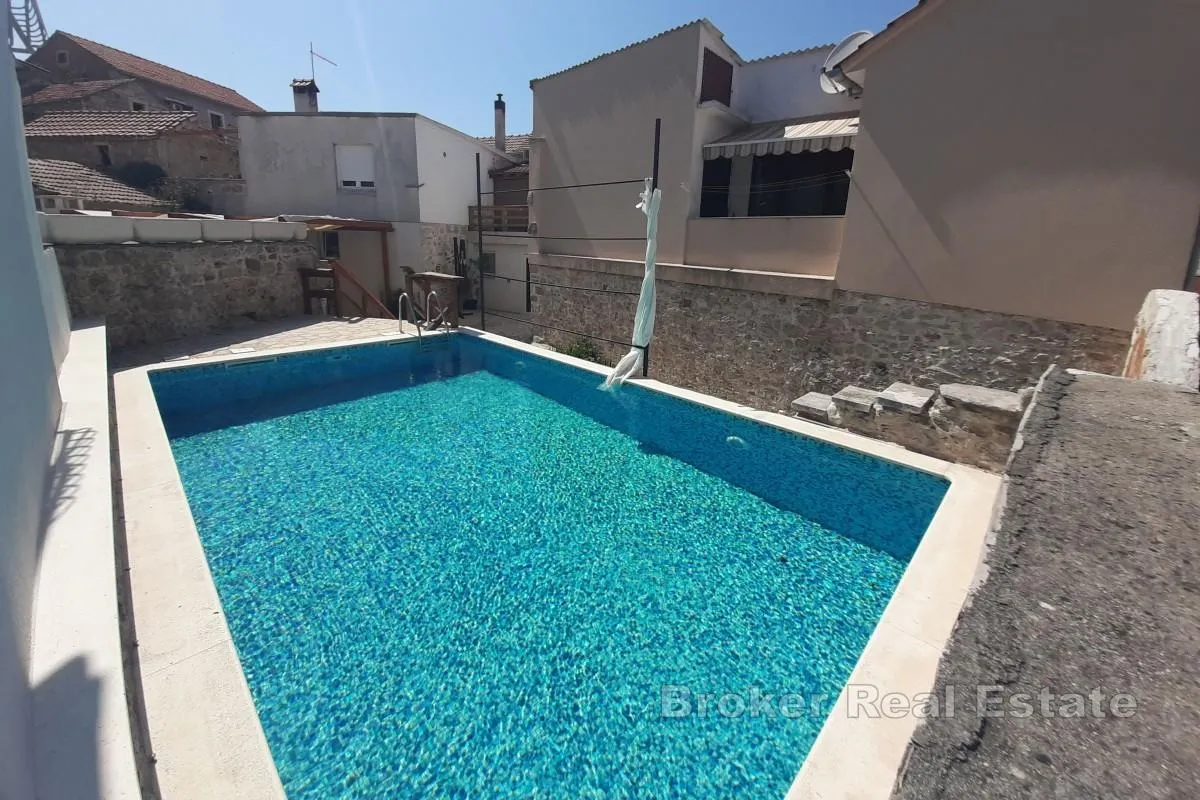 renovirana kamena kuća s bazenom - slika 2