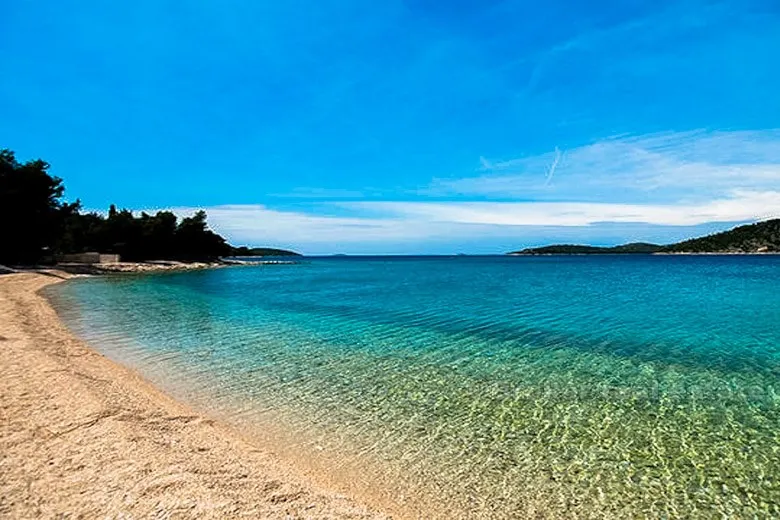 Nekretnina se sastoji od dvije kuće koje dijele parkiralište i bazen. - Rogoznica
