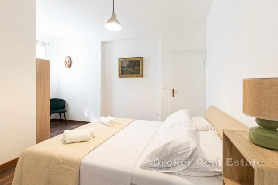 atraktivan apartman s bazenom i pogledom na more - slika 10