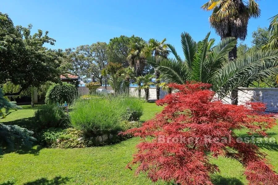 apartmanska vila prvi red do mora - slika 13