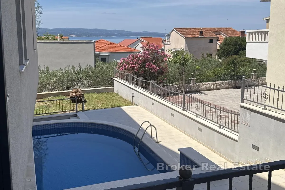 prostrani četverosbni stan u blizini plaže - slika 12