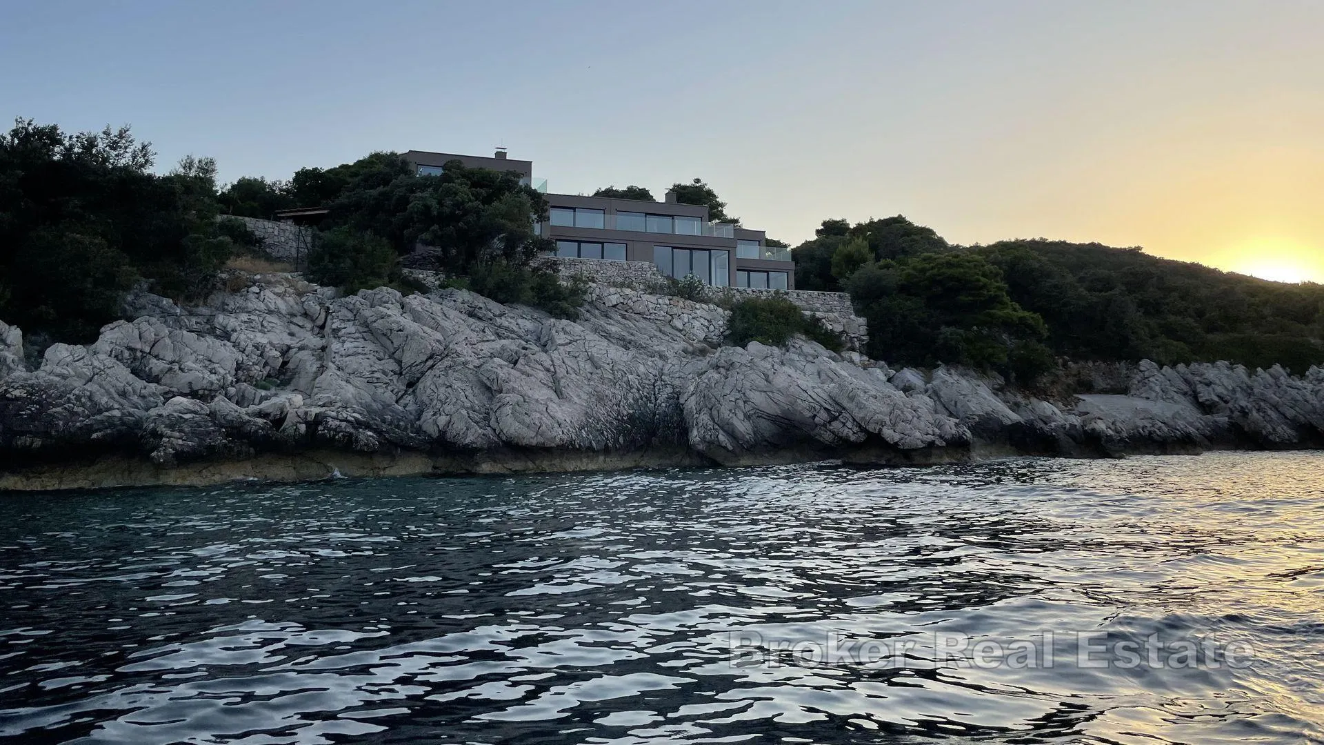 luksuzna vila s bazenom, prvi red do mora - slika 10
