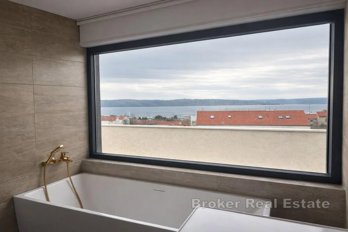 prostrani penthouse s otvorenim pogledom na more - slika 11
