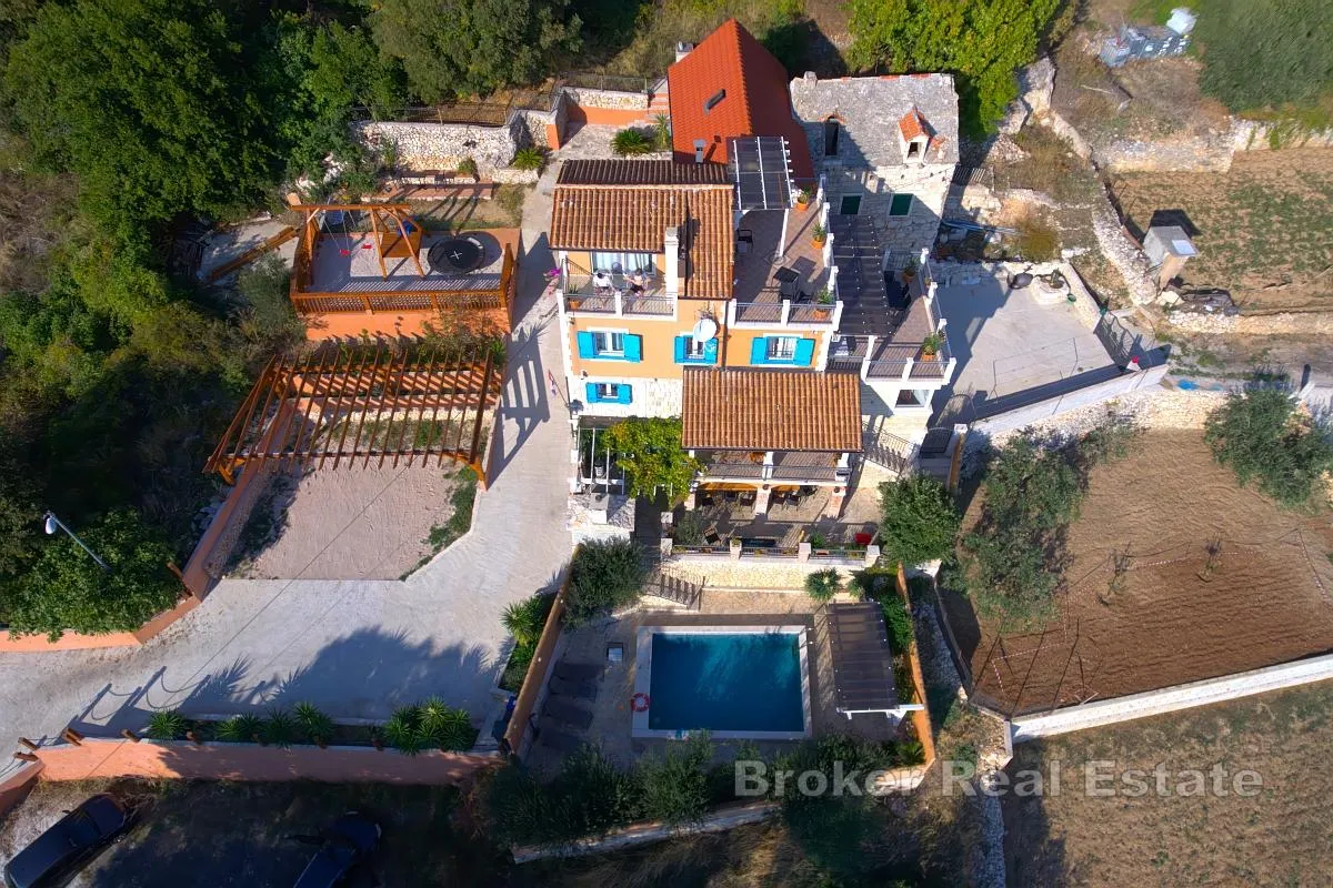 kamena kuća s bazenom i otvorenim pogledom na more - slika 17