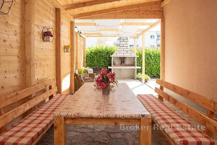 prizemnica s bazenom blizu centra grada - slika 4