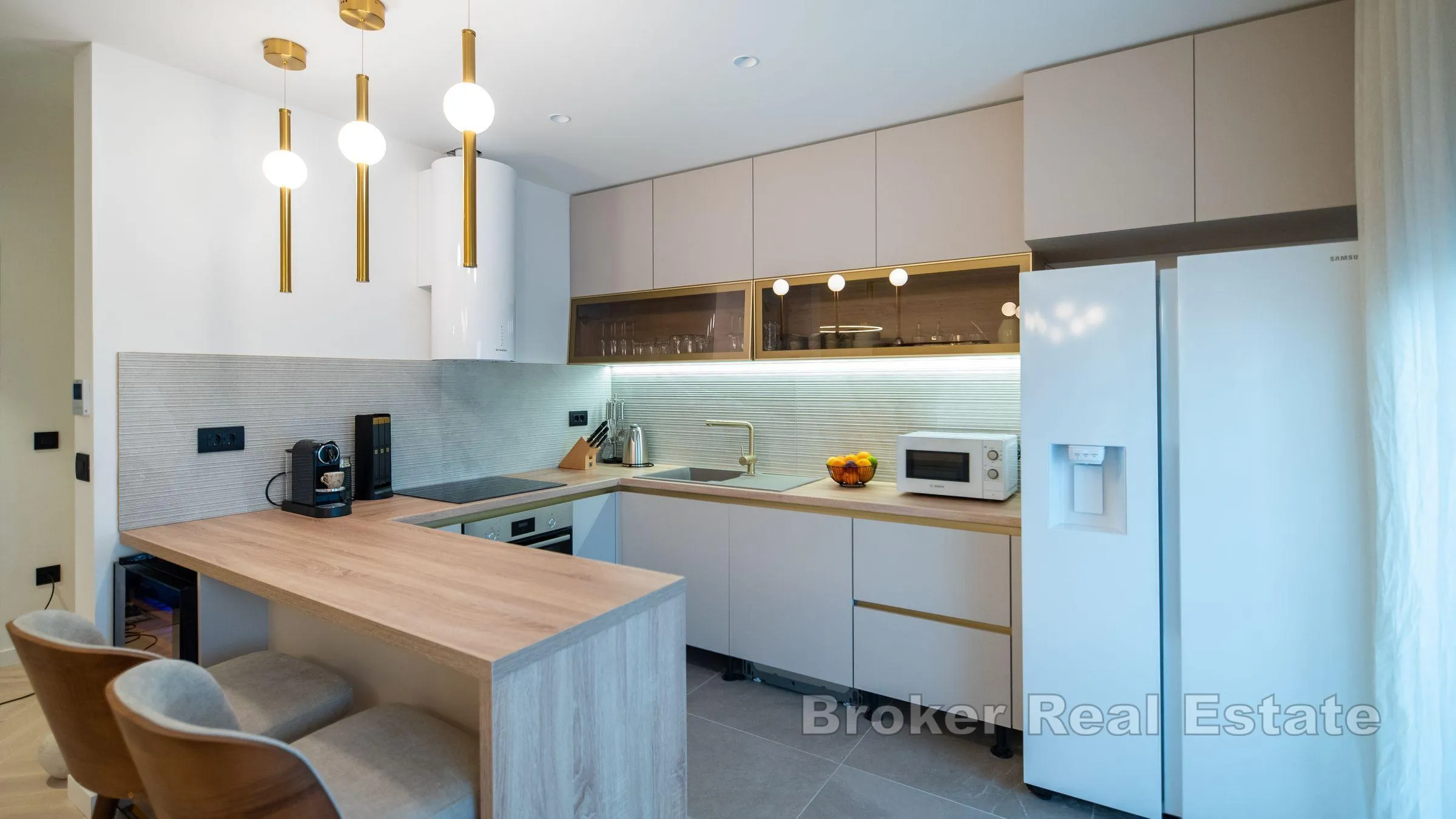 apartmanska kuća u centru - slika 7