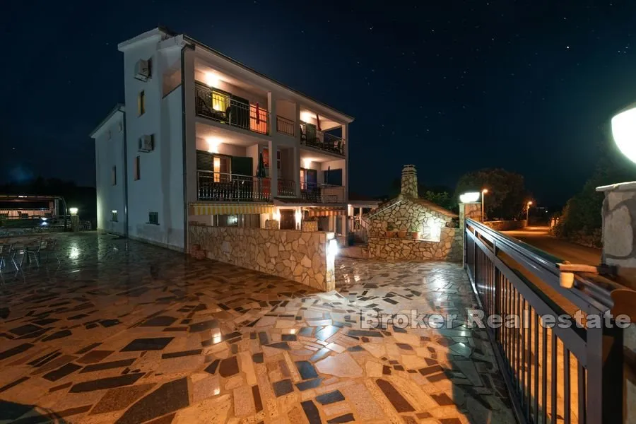 apartmanska kuća s bazenom - slika 7