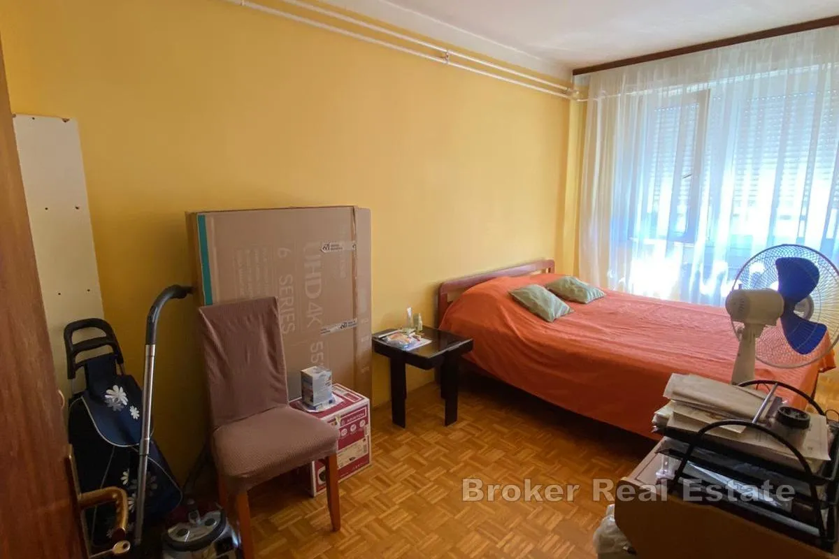 prostran dvosoban stan s loggiom na odličnoj lokaciji - slika 6