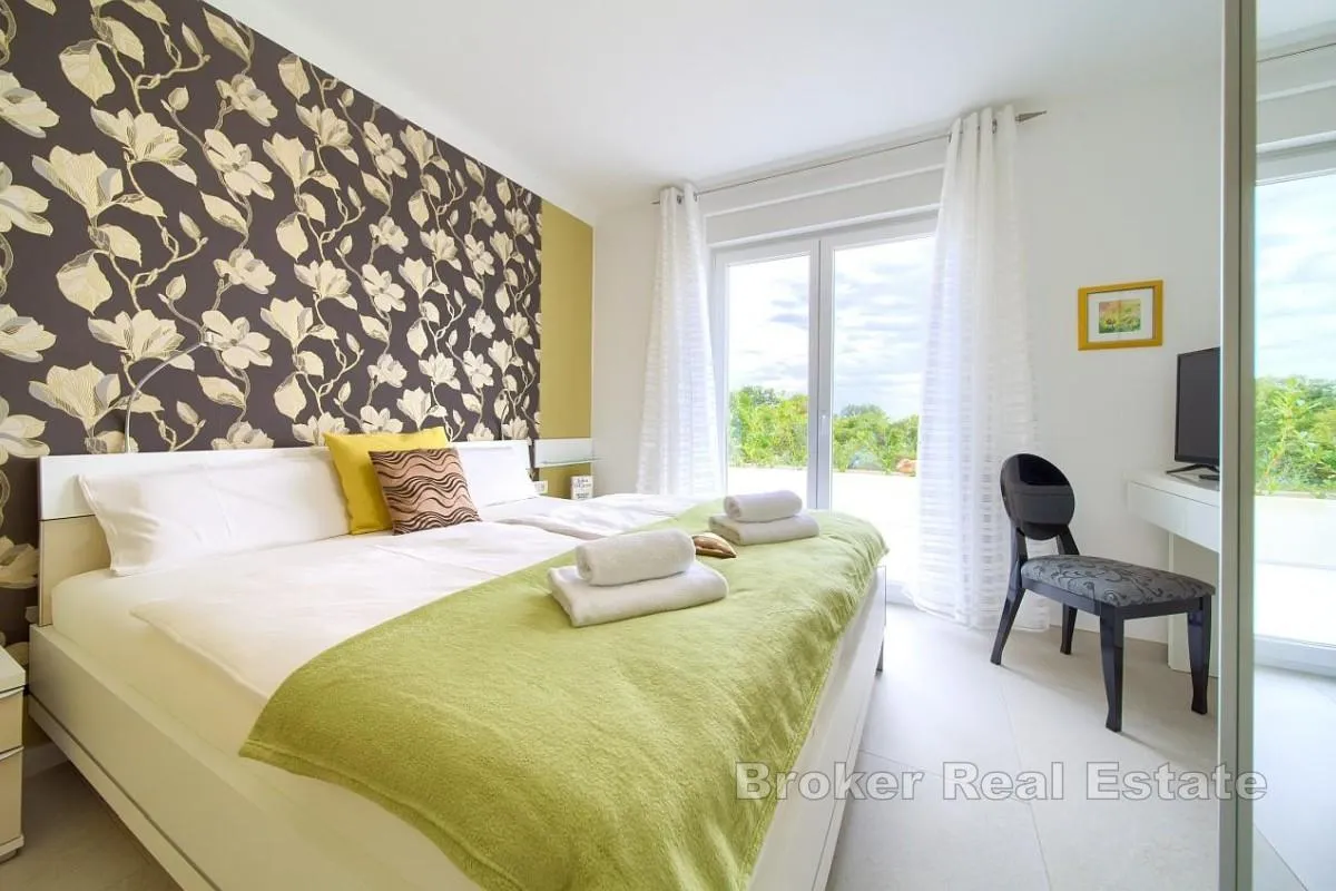 vila s četiri apartmana i otvorenim pogledom na more - slika 8