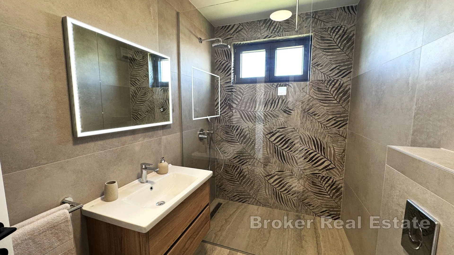 luksuzan penthouse u prvom redu do mora - slika 13