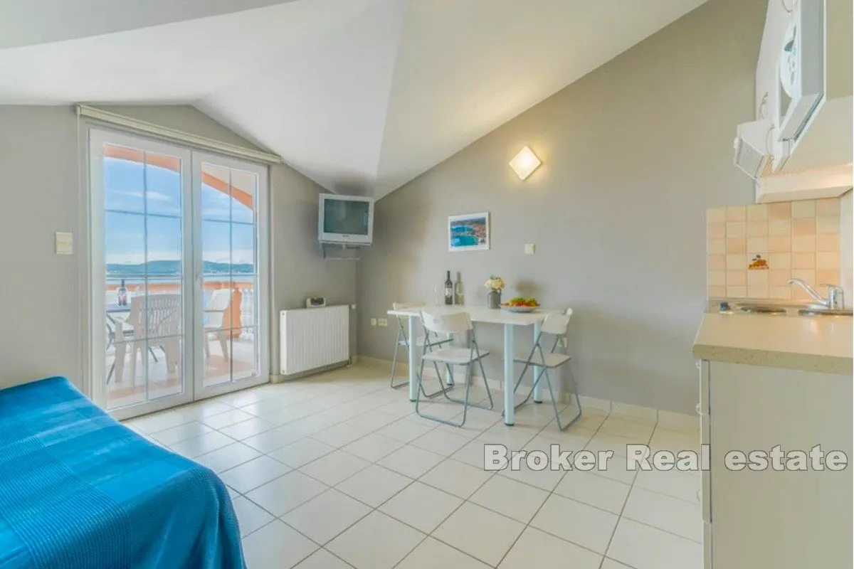 kuća s više apartmana prvi red do mora - slika 7