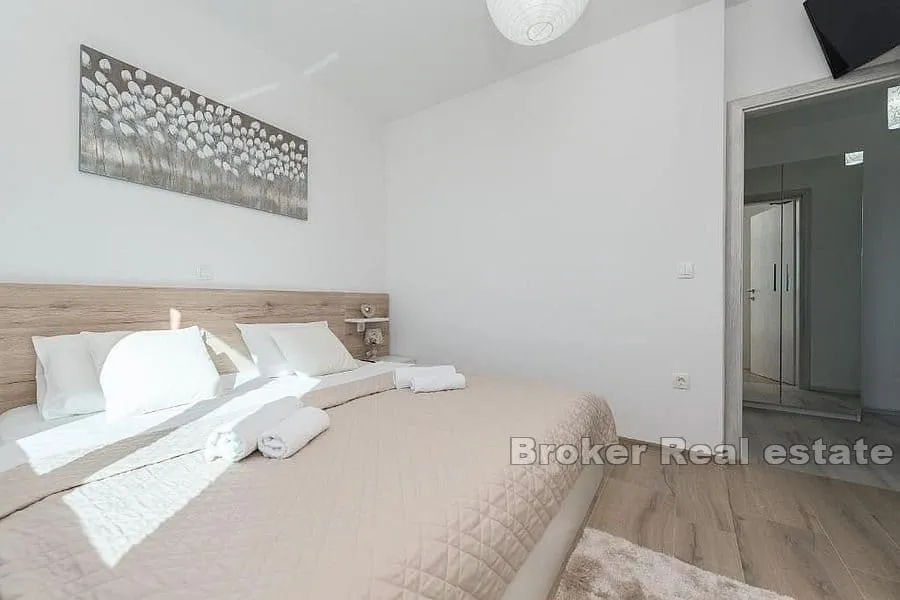 luksuzna vila s bazenom i krovnom terasom - slika 14