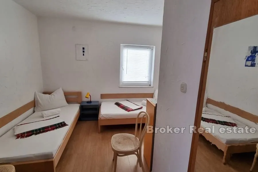 apartmanska kuća blizu plaže i centra - slika 8