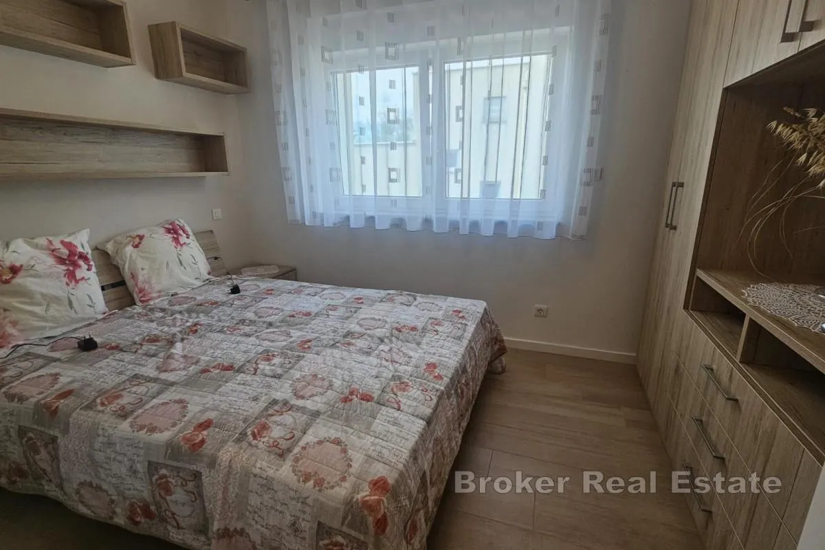 troetažni apartman s bazenom i krovnom terasom - slika 13