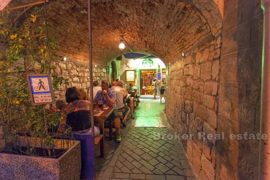 kuća u centru s restoranom, na prodaju - slika 7