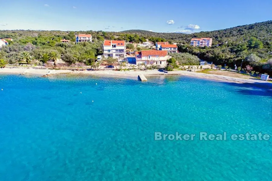 apartmanska zgrada u prvom redu do mora - slika 1