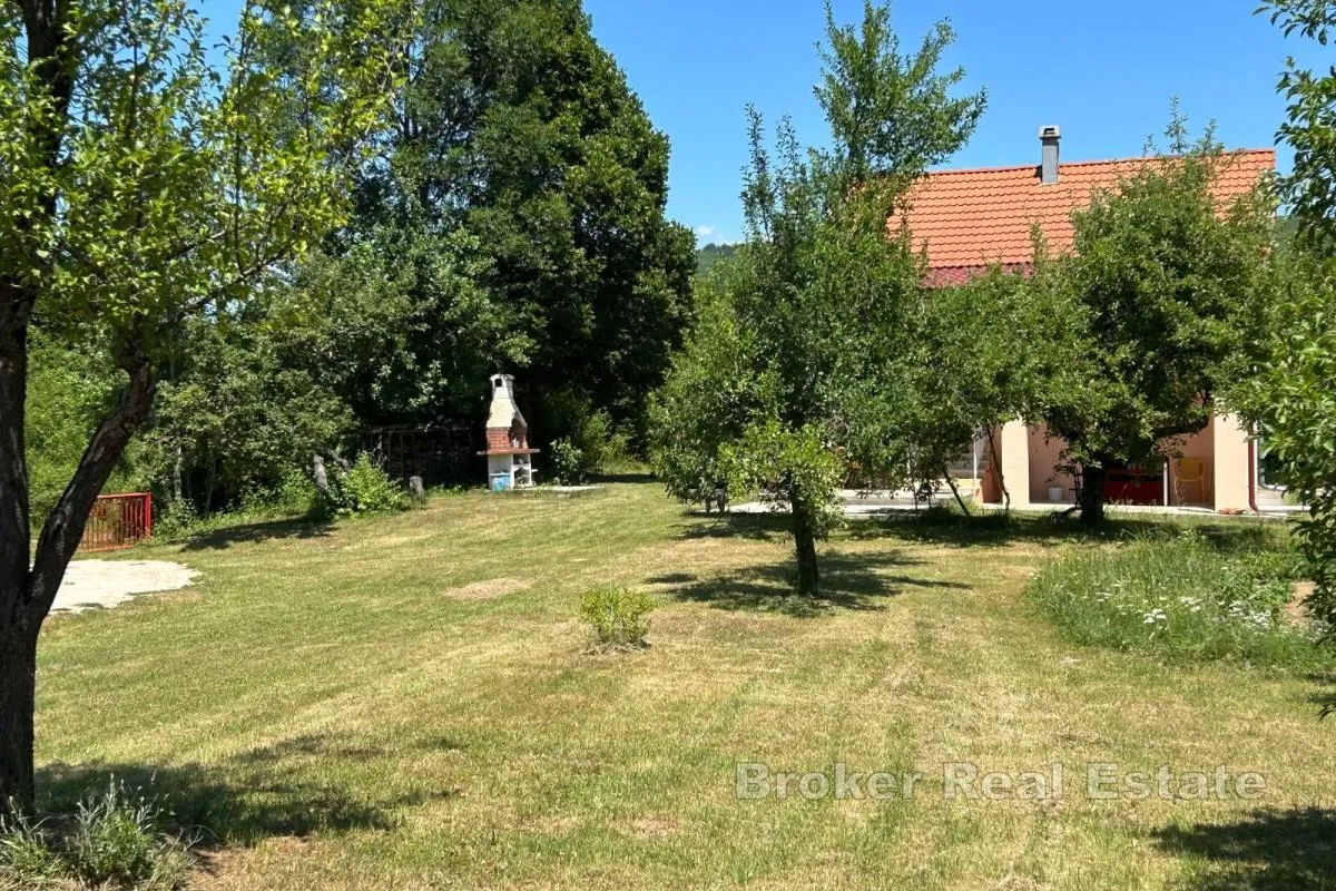 kuća u prirodi s velikom okućnicom - slika 8
