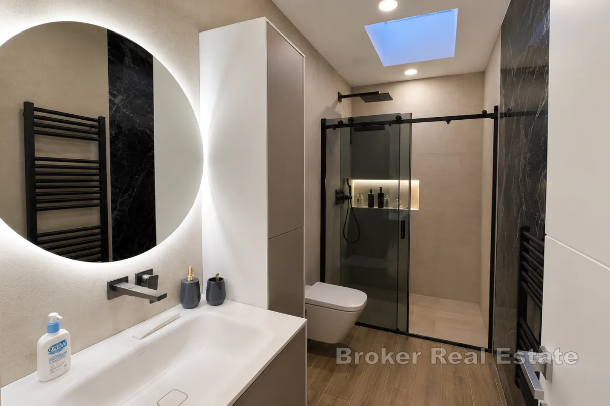 penthouse s krovnom terasom i pogledom na more - slika 14