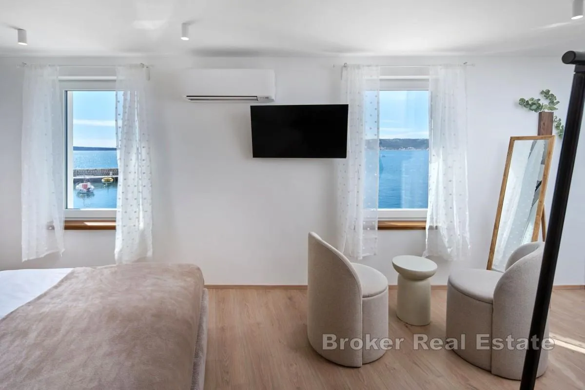 Luksuzno renovirana kamena kuća u prvom redu uz more - Kaštel Novi, Kaštela