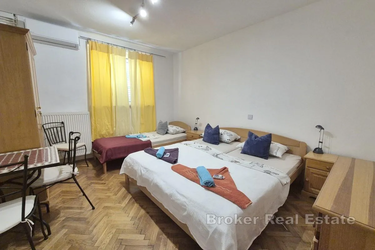 samostojeća apartmanska kuća s pogledom na more - slika 7
