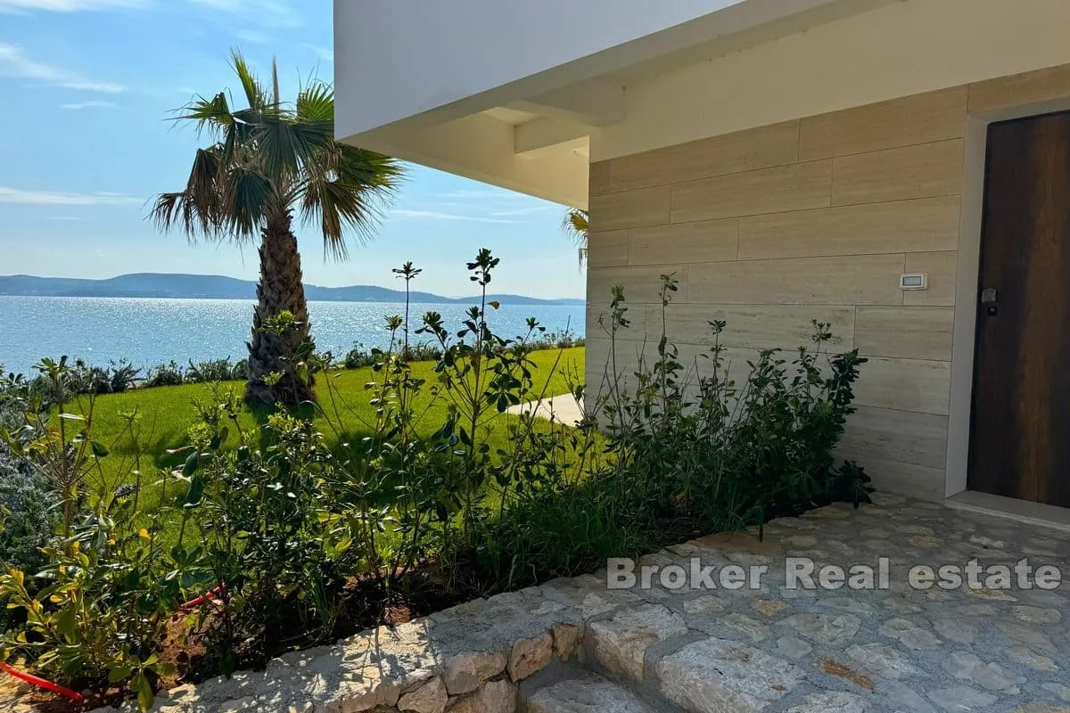 troetažni apartman prvi red do mora - slika 3