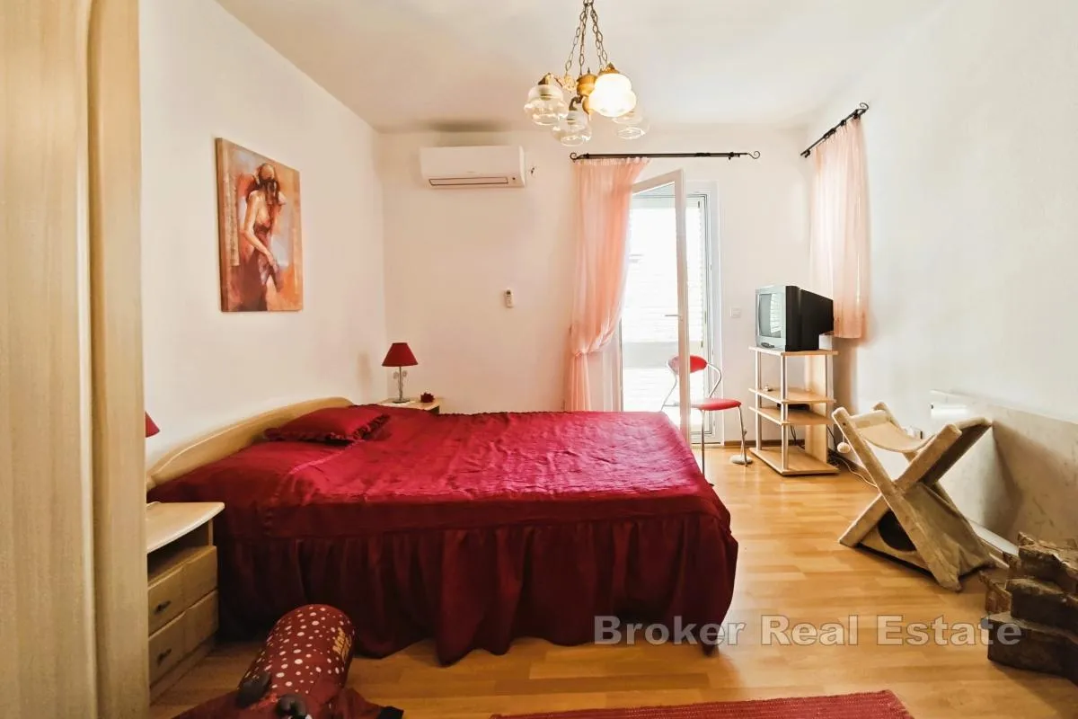 vila s bazenom i maslinikom, 70 m od mora - slika 9